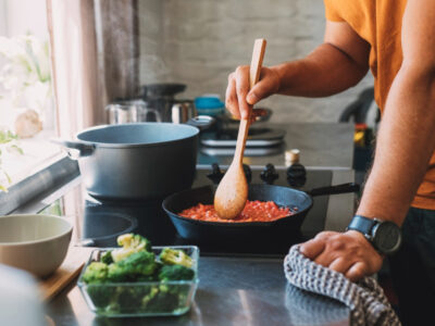 4 Hábitos ao cozinhar que elevam o risco de câncer e você pode evitar