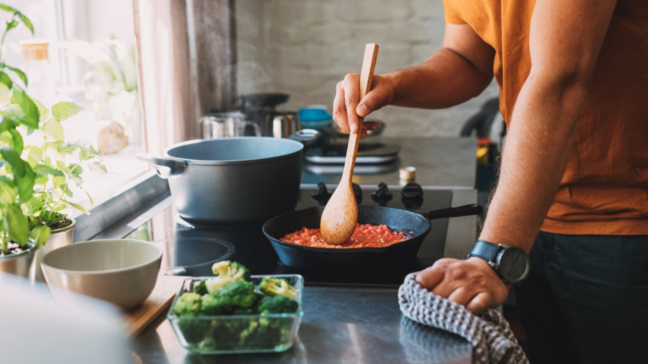 4 Hábitos ao cozinhar que elevam o risco de câncer e você pode evitar