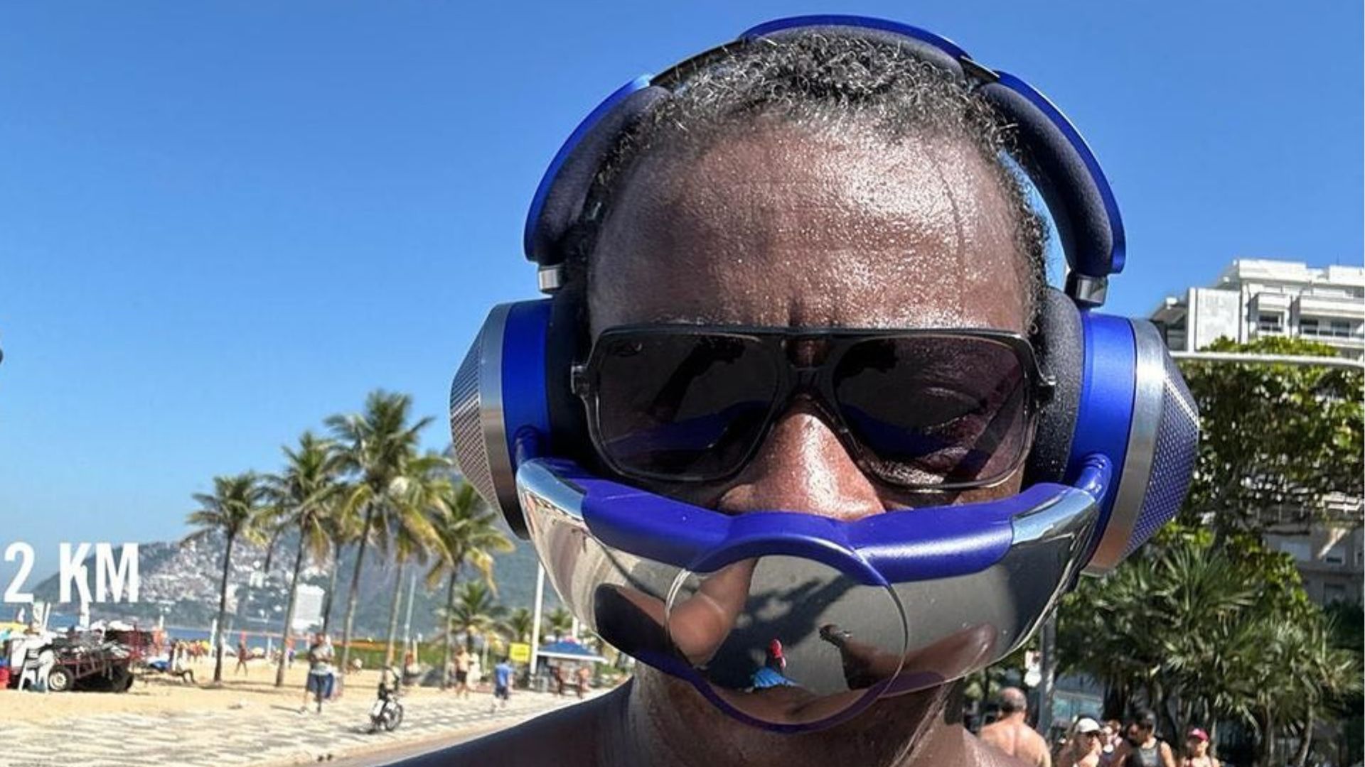 Seu Jorge usa fone de ouvido com purificador de ar; veja quanto custa