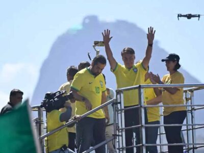 Rede Globo muda o tom com Bolsonaro e mostra no Fantástico o ato no RJ, que chamou de manifestação pacífica pela democracia e liberdade; VEJA VÍDEO