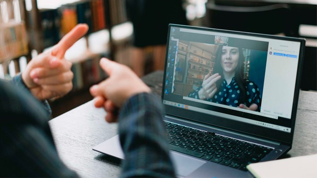 Lenovo apresenta 1º tradutor simultâneo (com IA) de Libras