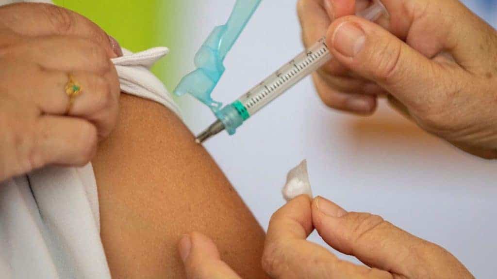 Campanha de vacinação contra Covid-19 é adiada por atraso na compra de doses
