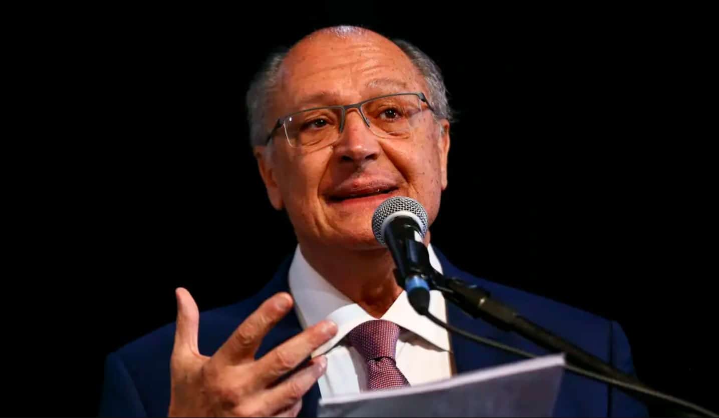 Alckmin faz nova publicação inusitada e afirma que “só pode ouvir Anitta quem pediu isenção de taxa do Enem”