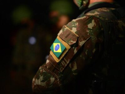 Soldado do exército ironiza serviço de Limpeza em meio fio: “Você que completa 18 anos venha fazer parte do serviço militar”; VEJA VÍDEO