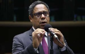 Ministro da AGU e deputado comunista geram polêmica e viram notícia em jornal britânico depois de criticarem Musk e Twitter/X