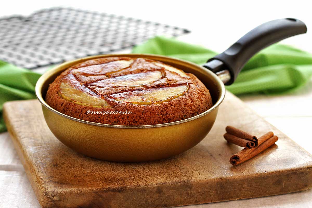 Bolo de maçã de frigideira! Fácil, sem farinha e leite, rápido, delicioso e saudável