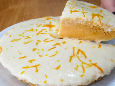 Só 5 minutos! Bolo de laranja molhadinho, sem açúcar e trigo – Fácil, leve, rápido e delicioso