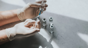 Pode tomar vacina com sintomas de gripe ou Covid? Entenda