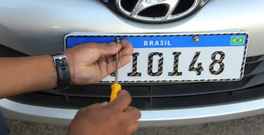 Projeto de lei quer mudar novamente padrão de placas e exibir a cidade; entenda