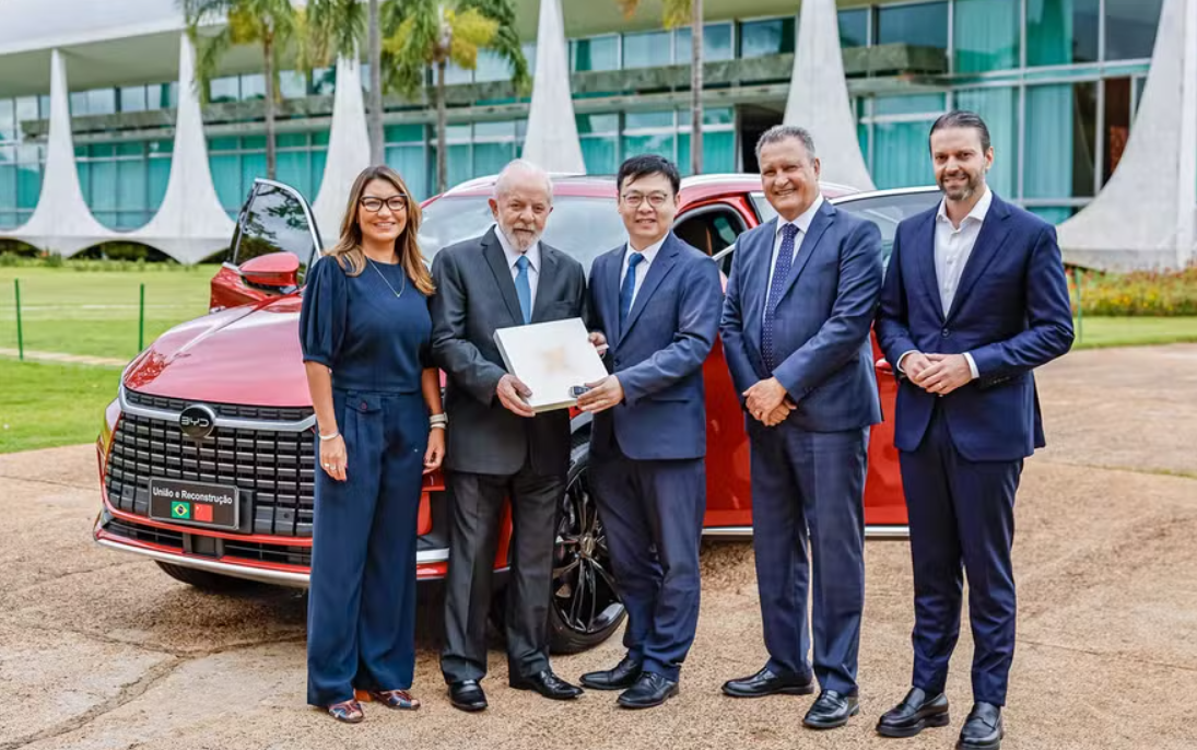 Janja leva Lula para o palácio do planalto em carro que vale quase meio milhão de reais; veja