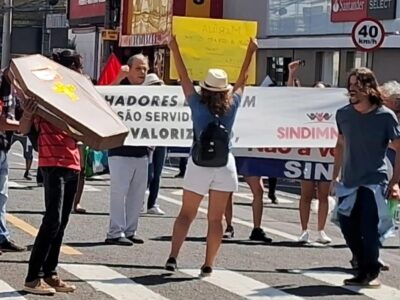 Desfile: povo grita “FORA DANIEL” e SINDIMMAR protesta contra precarização do serviço público,  desvalorização dos(as) servidores(as) e venda do Daem