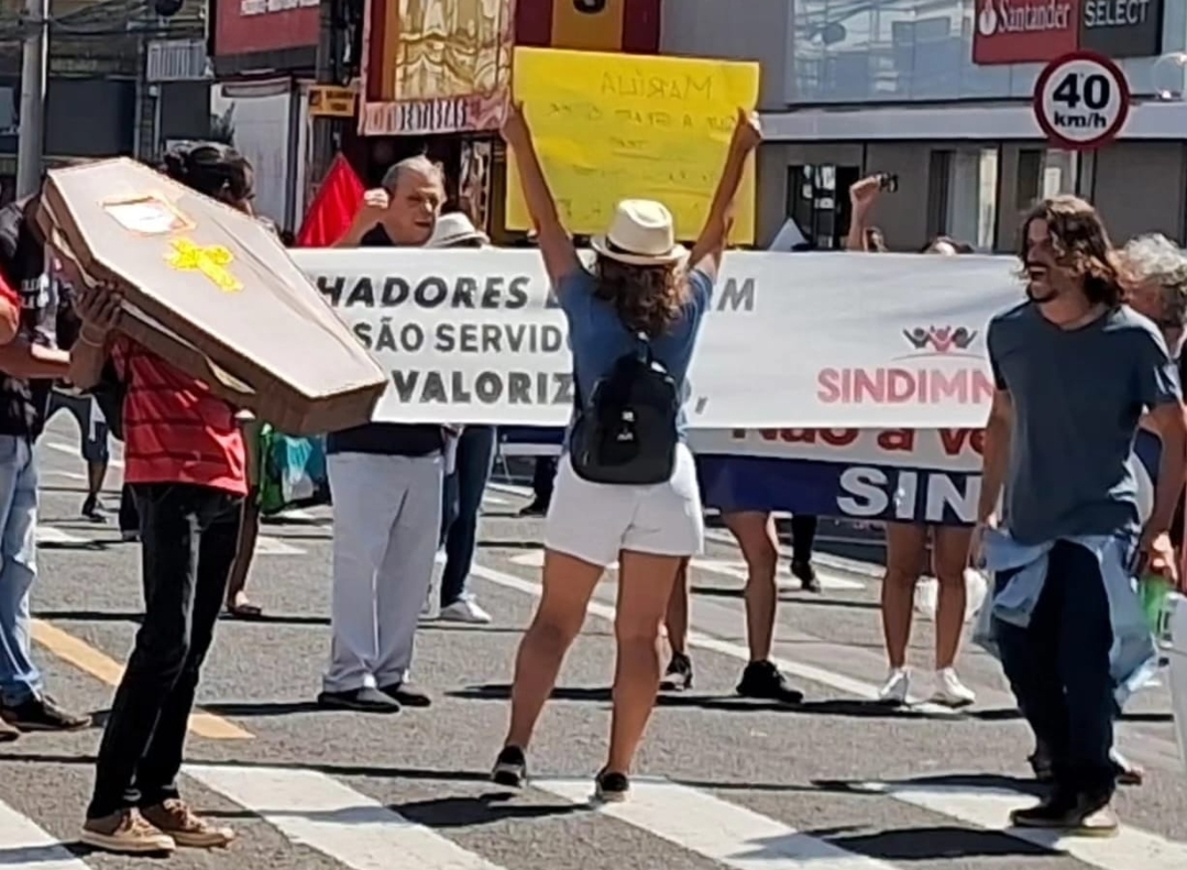 Desfile: povo grita “FORA DANIEL” e SINDIMMAR protesta contra precarização do serviço público,  desvalorização dos(as) servidores(as) e venda do Daem