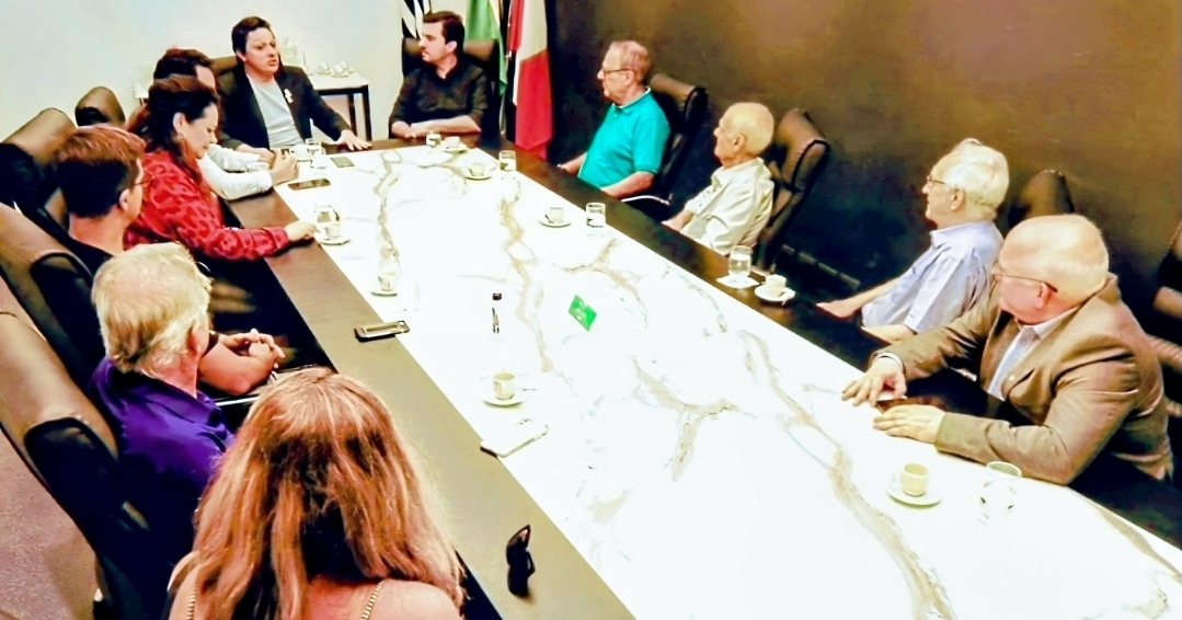 Varejo: diretoria da Associação Comercial debate problemas básicos da cidade
