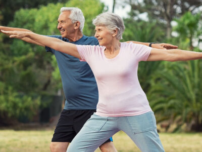 Prática de ioga pode estimular a memória de idosos. Confira com especialista do Einstein