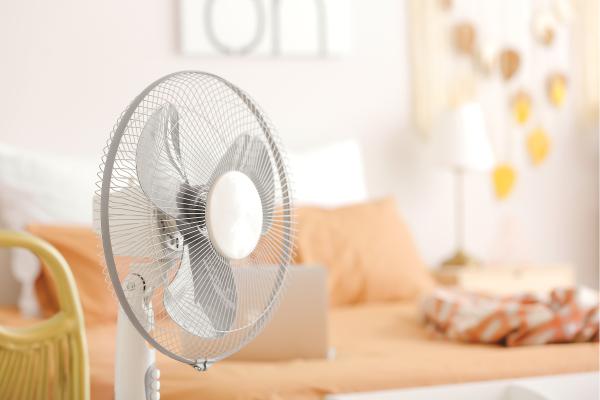 Descubra os riscos de dormir com ventilador ligado