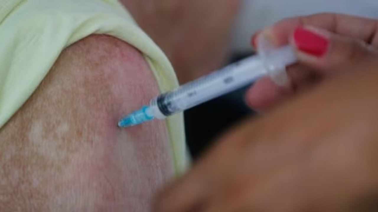 Brasil vive surto de herpes zoster, e vacina de mais de mil reais não é oferecida pelo SUS