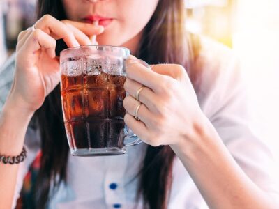 Motivo para evitar tomar refrigerante é revelado pela ciência e vai surpreender você; entenda