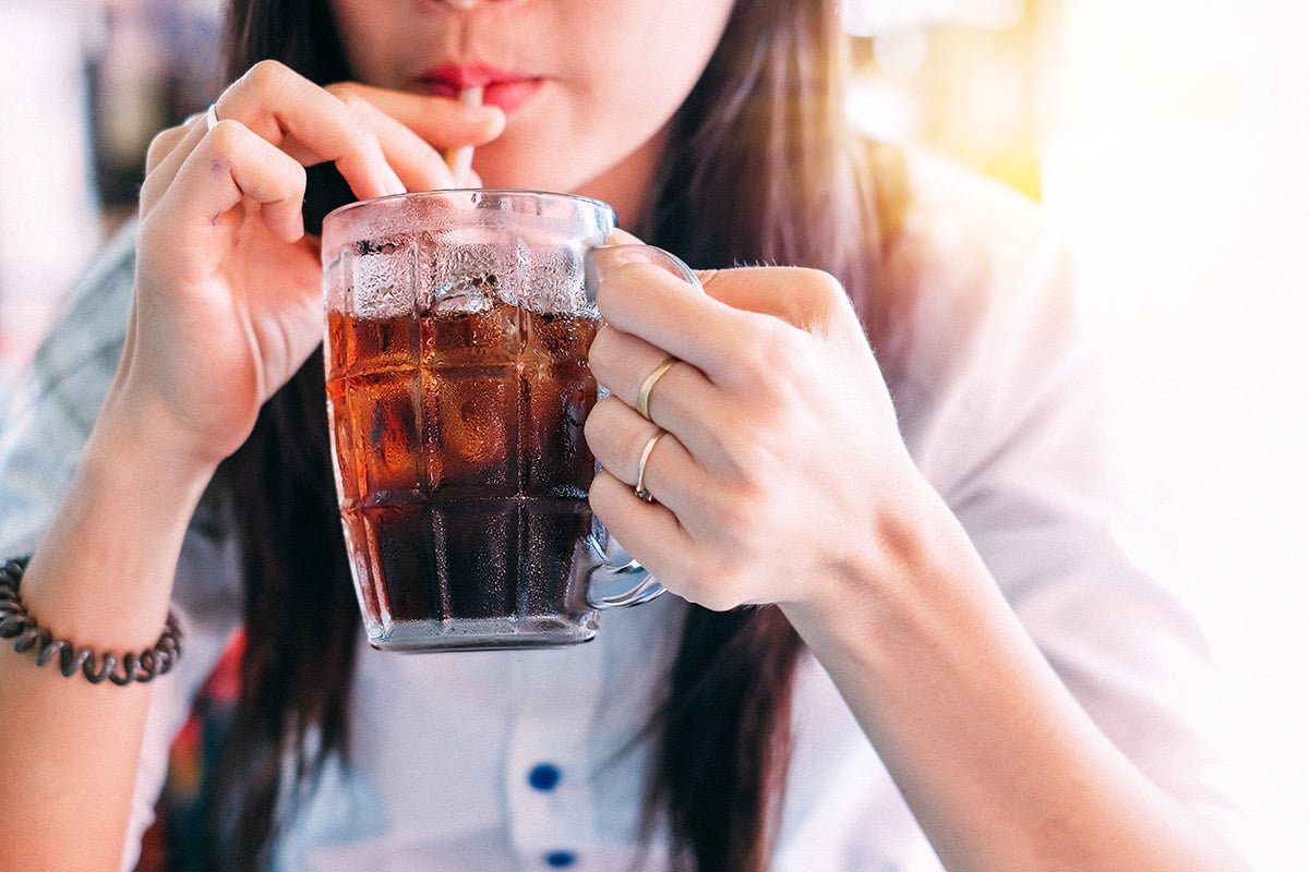 Motivo para evitar tomar refrigerante é revelado pela ciência e vai surpreender você; entenda