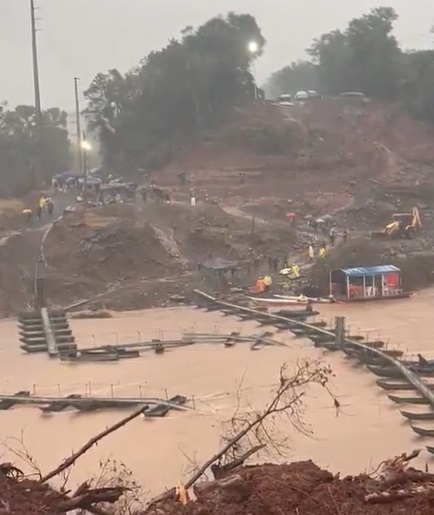 Ponte provisória construída pelo Exército desaba e é levada pela enxurrada no RS; VEJA VÍDEO