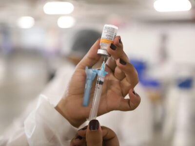 Prefeitura afirma que estoque de imunizantes contra Covid-19 está zerado nos postos de saúde em BH