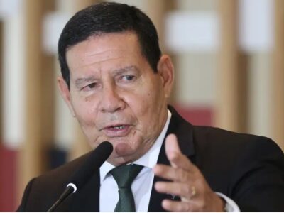 Mourão responde porquê não está no RS salvando pessoas: “desvio de função”; VEJA VÍDEO