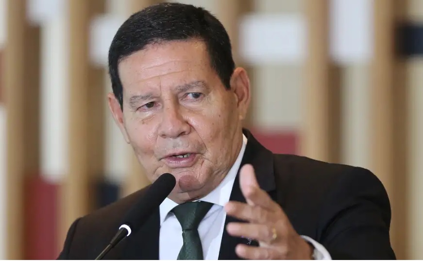 Mourão responde porquê não está no RS salvando pessoas: “desvio de função”; VEJA VÍDEO