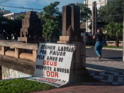 Em meio à tragédia no RS, faixa faz pedido em Porto Alegre: “Senhor ladrão, por favor, pelo amor de Deus, respeite nossa dor”