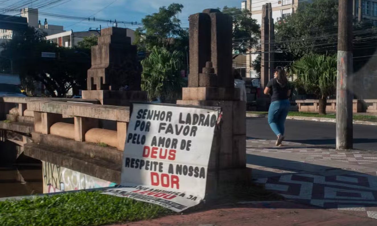 Em meio à tragédia no RS, faixa faz pedido em Porto Alegre: “Senhor ladrão, por favor, pelo amor de Deus, respeite nossa dor”