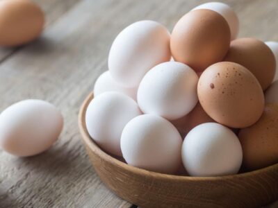 Saiba por que ovos marrons são mais caros do que ovos brancos