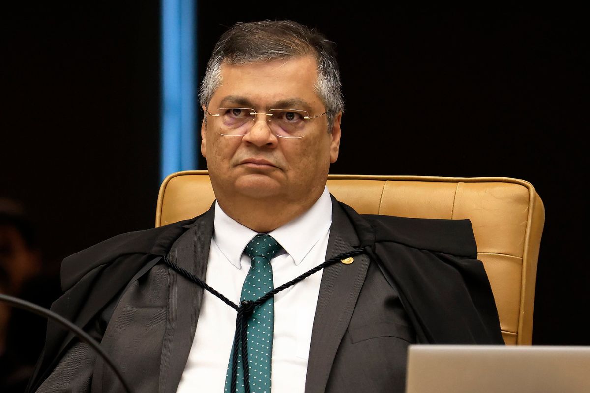 Dino contraria Moraes e vota contra Globo