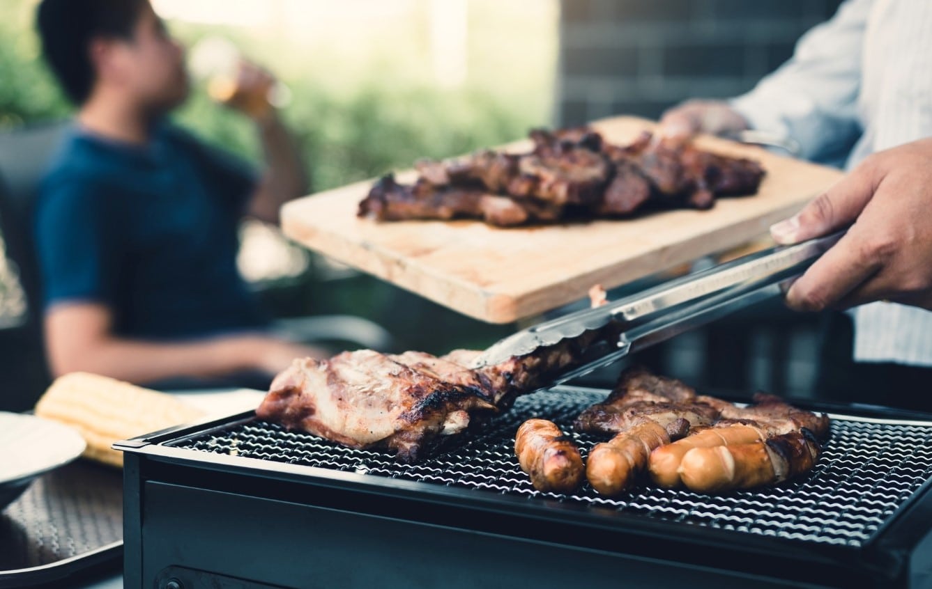 Família vegana tenta proibir vizinho de fazer churrasco mas acaba se dando mal
