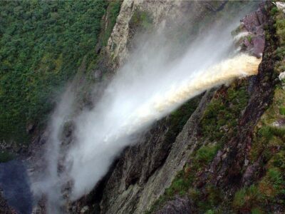 Vento forte faz água ‘subir’ em cachoeira; veja vídeo