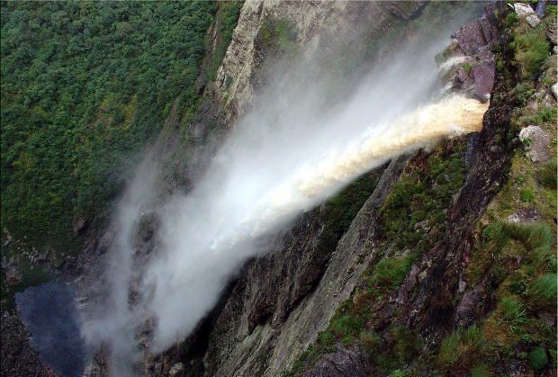 Vento forte faz água ‘subir’ em cachoeira; veja vídeo