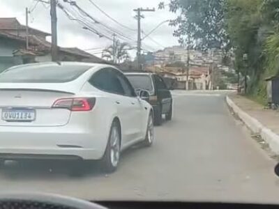 Viralizou: motorista flagra Uno rebocando um Tesla; VEJA VÍDEO