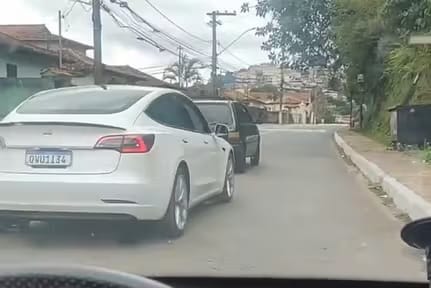 Viralizou: motorista flagra Uno rebocando um Tesla; VEJA VÍDEO