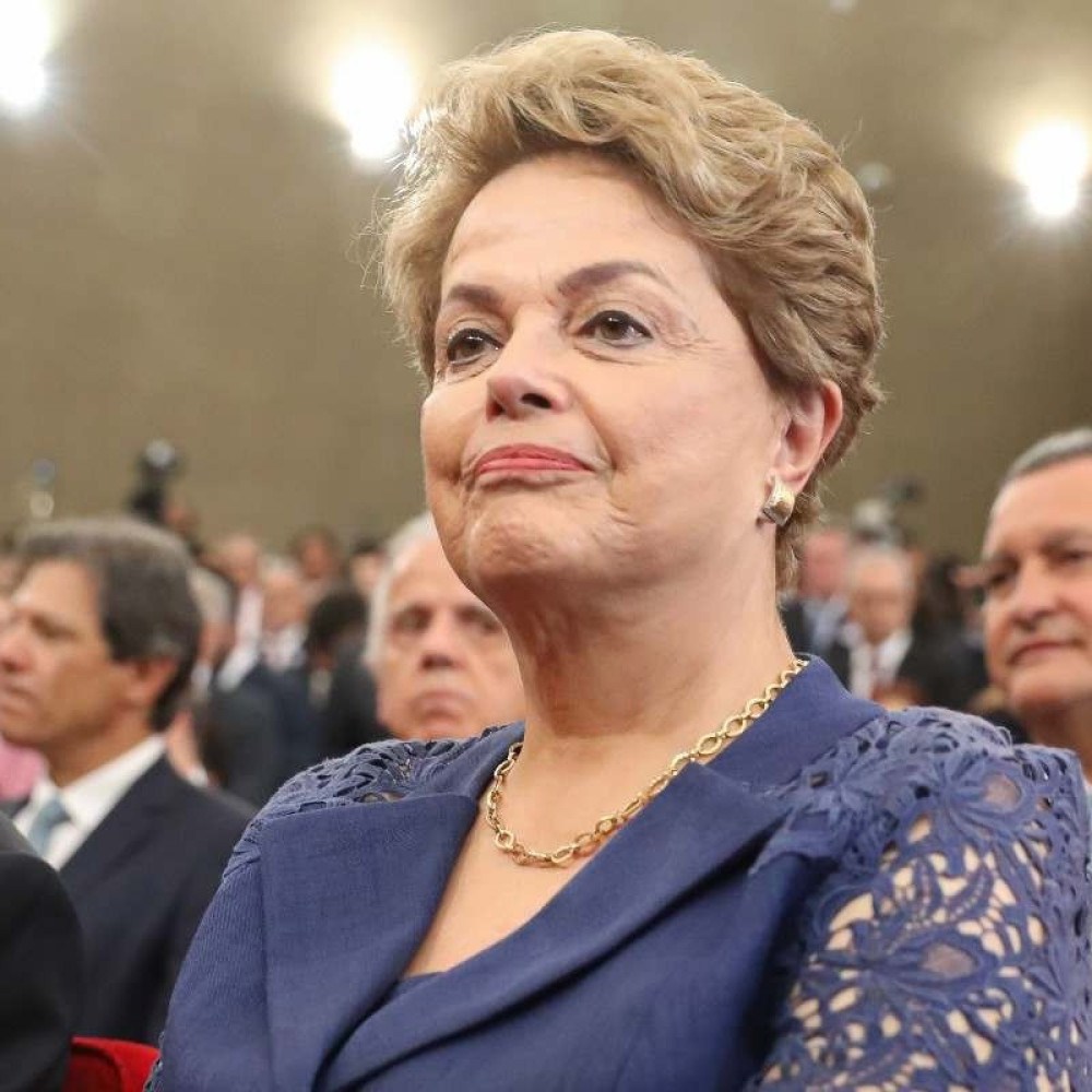 Dilma perde presentes que ganhou quando presidente que estavam em galpão do MST atingido por enchente