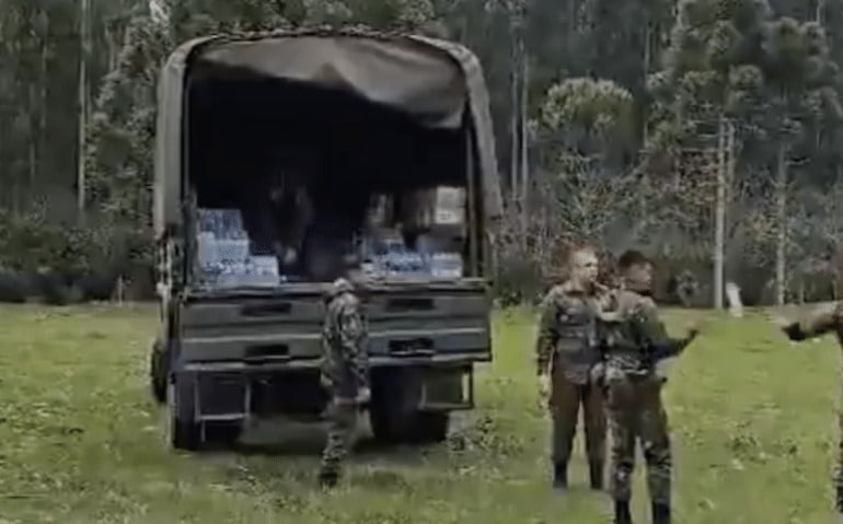 Após repercussão de vídeo de militares brincando de “batata quente” com doações ao RS, Exército diz ter tomado providências