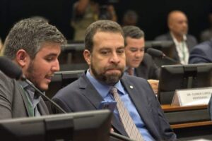 Em editorial, Estadão compara Boulos a um moleque por defender “rachadinha” de Janones