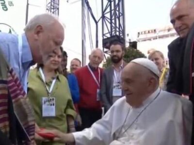 Papa recebe chefe do MST e abençoa bandeira do movimento; VEJA VÍDEO