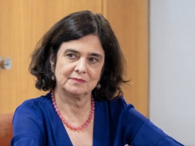 Ministra da Saúde faz outro repasse milionário para cidade onde filho é secretário