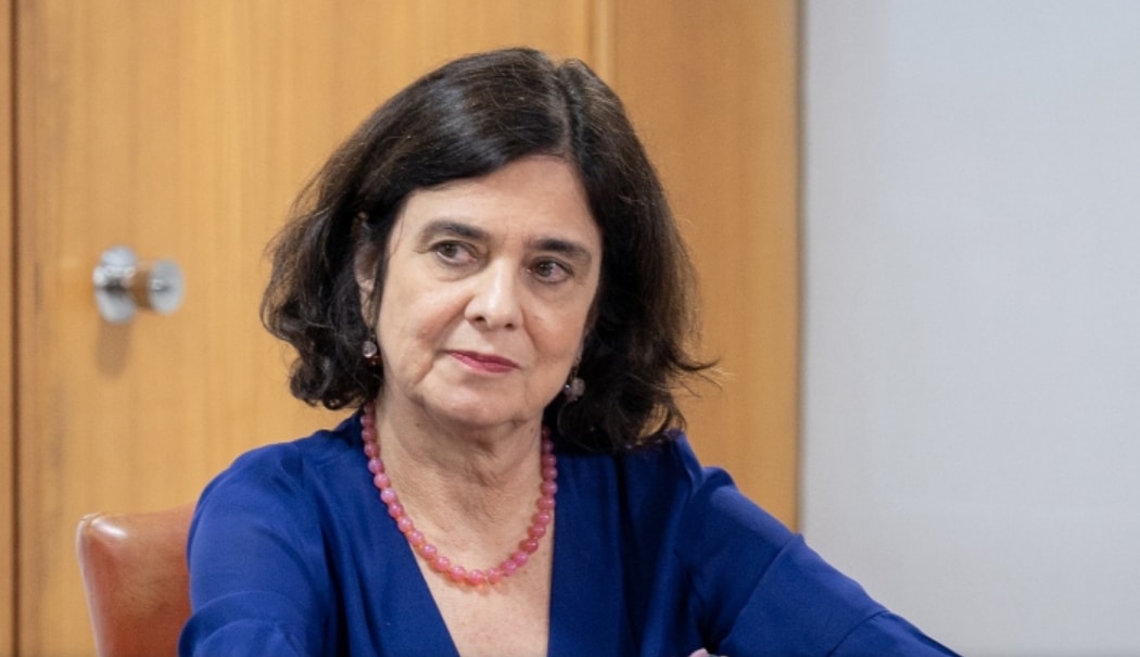 Ministra da Saúde faz outro repasse milionário para cidade onde filho é secretário
