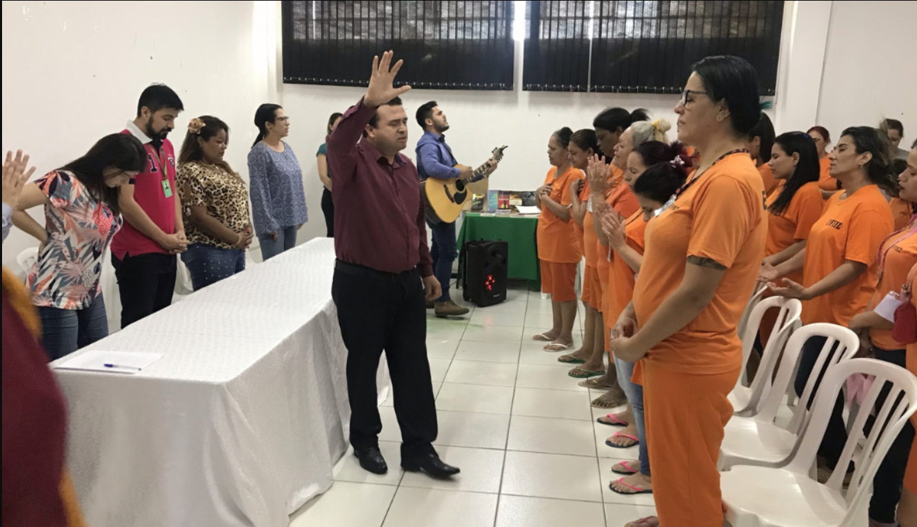Governo Lula proíbe conversão religiosa de presidiários