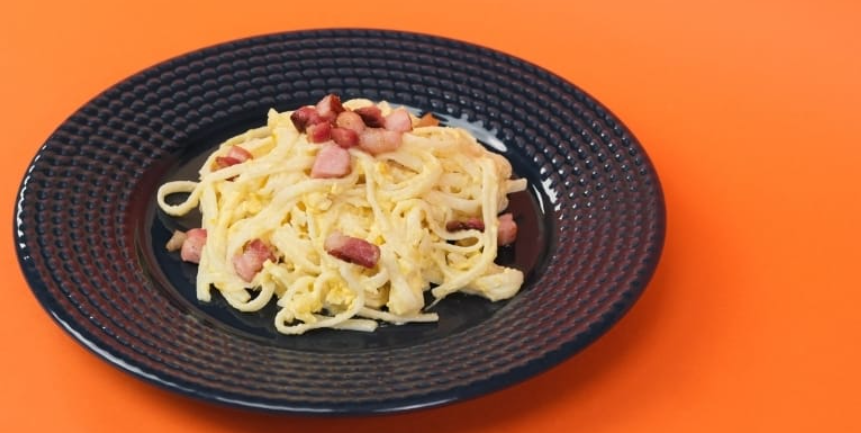 Confira deliciosa receita de macarrão com creme de milho e bacon