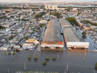 Produtores de arroz emprestam bombas de irrigação para drenar água na região do aeroporto em Porto Alegre