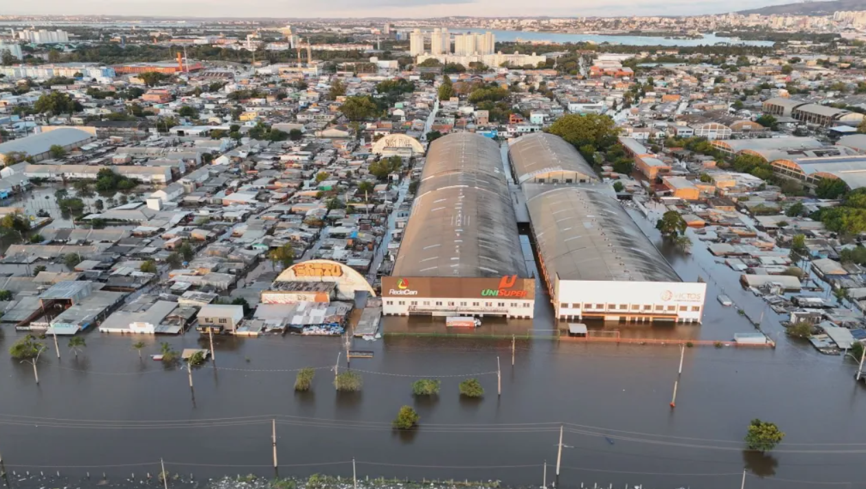 Produtores de arroz emprestam bombas de irrigação para drenar água na região do aeroporto em Porto Alegre