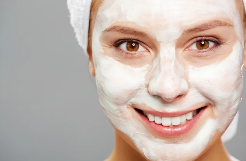 Pele seca e com acne: como tratar e que produtos usar