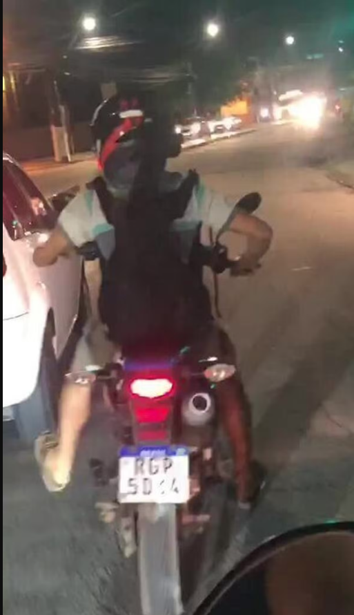 VÍDEO: motociclista é flagrado carregando ‘bode’ em garupa pelas ruas de Maceió e imagens viralizam; VEJA