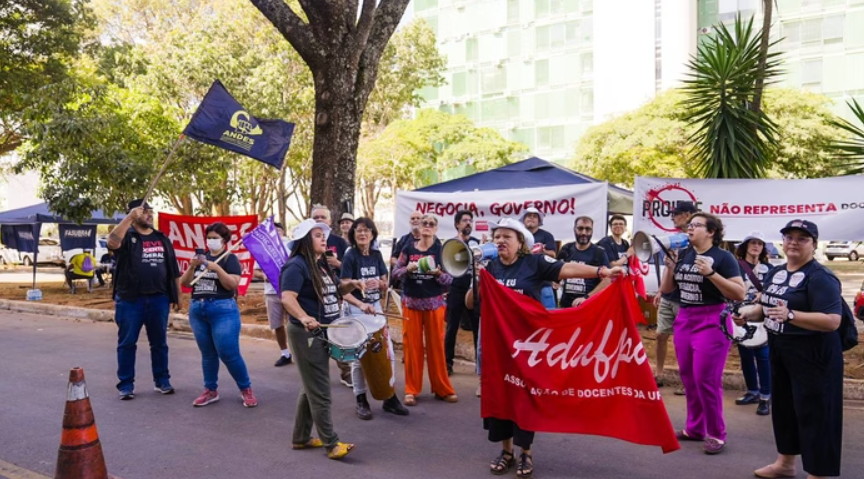 AGORA: Professores universitários protestam contra proposta do governo Lula; VEJA VÍDEO