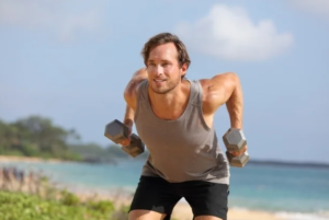 Treino completo com halteres: 6 exercícios para todo o corpo