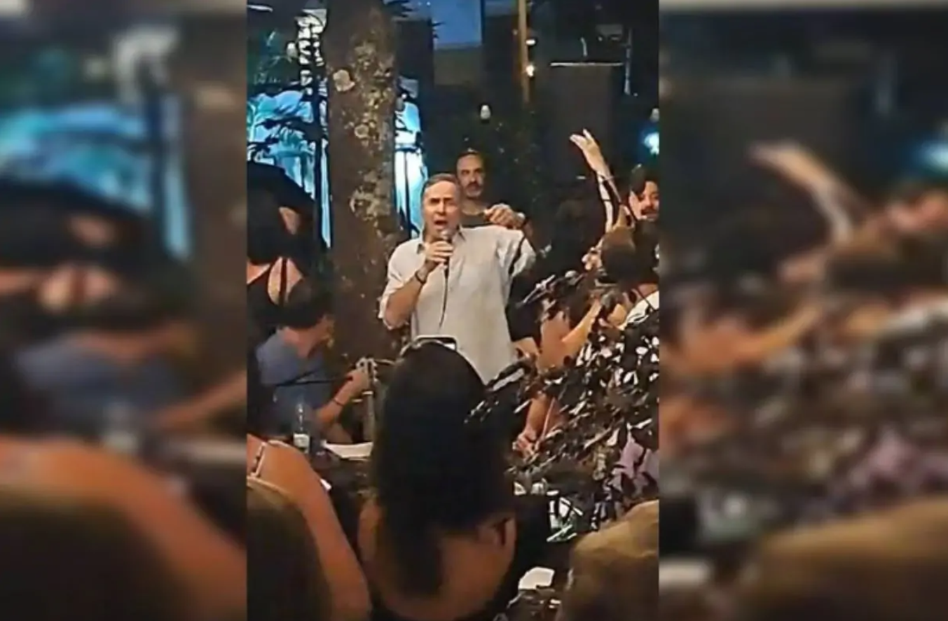 Barroso pega o microfone e solta a voz em roda de samba; VEJA VÍDEO